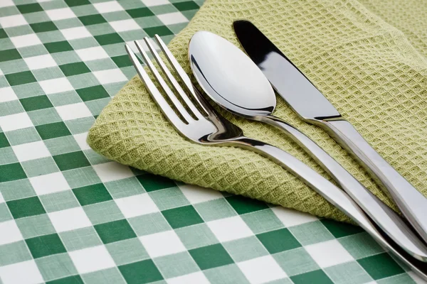 Louça na toalha de mesa verde de Gingham — Fotografia de Stock