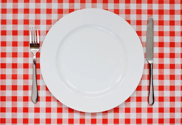 Coloque a configuração em toalha de mesa de Gingham vermelho — Fotografia de Stock