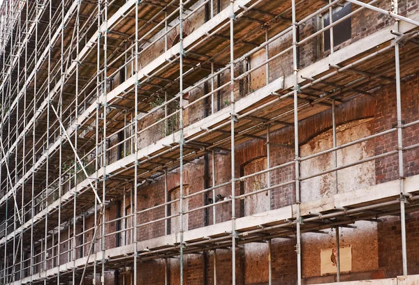 Andamio en el edificio viejo —  Fotos de Stock