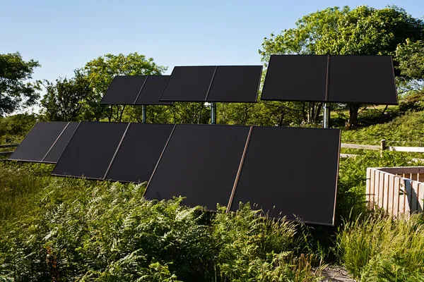 Pequeña granja solar para bombear agua — Foto de Stock