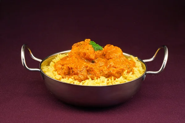 Kip tikka masala balti schotel — Stockfoto