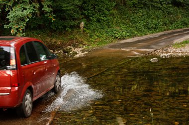 aile otomobili ford at Nehrimiz crossing