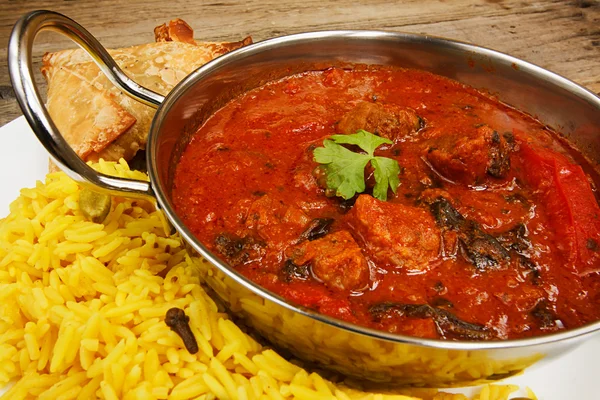 Beef rogan josh in balti dish with rice — Stock Photo, Image