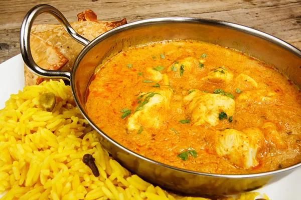 Chicken korma in balti dish with rice — Stock Photo, Image