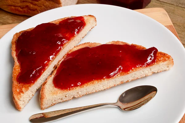 Rasberry jam på toast — Stockfoto