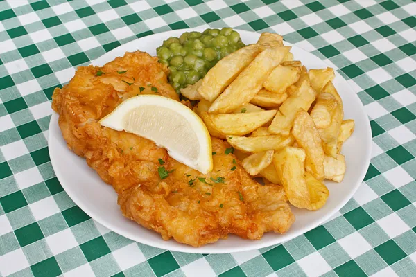 Pescado y patatas fritas con guisantes en la cafetería . — Foto de Stock