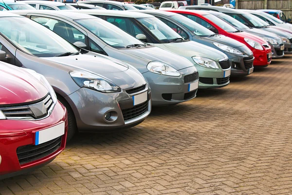 Fila de diferentes carros usados — Fotografia de Stock