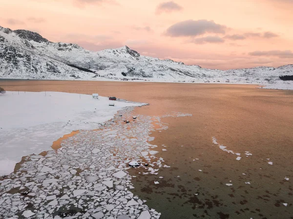 空中ドローンパノラマビュー ロフォーテン諸島の山と海の上に美しい夕日 レーヌ ノルウェー 素晴らしい色と冬の風景 — ストック写真