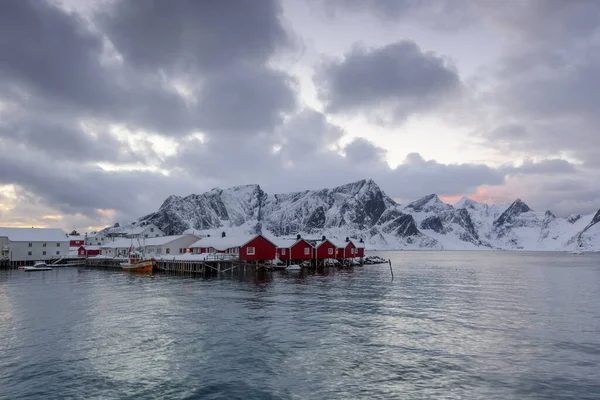 ノルウェーのロフトテン島の風景は 海の前に伝統的な木製の赤い漁師小屋と背景にあるこの美しい山があります 冬の旅行先 — ストック写真
