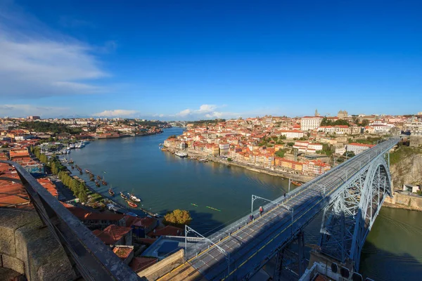 ポルトガルのポルトは日没時にドゥロ川沿いのパノラマの街並み オポルト市の伝統的なボートと日没の都市景観 ダウンタウンや歴史的な中心部 旅行先 オポルトのランドマーク — ストック写真