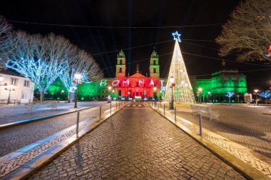 Aralık gecesi, Lizbon yakınlarındaki Mafya Köyü 'ndeki Ulusal Mafya Sarayı' nda Noel ışıklarıyla. Portekiz Manastırı ve Bazilikası. Noel ışığı gösterisi.