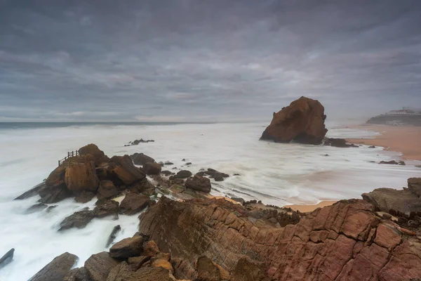 아름다운 모래사장과 동굴이 바위가 일몰에 하늘이 포르투갈의 해안에 자연의 — 스톡 사진