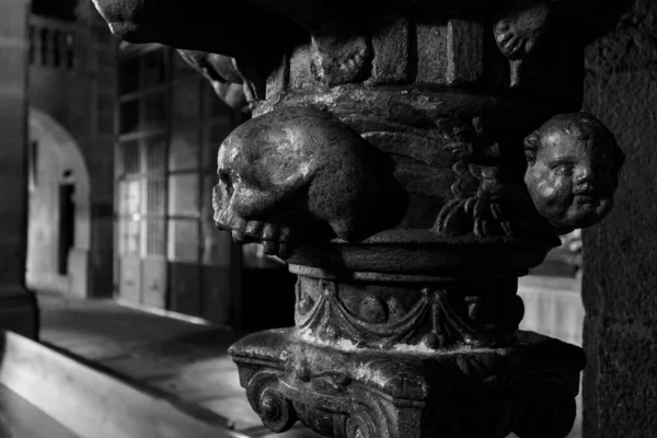 教会の頭蓋骨だ アルベルカの教会の列の詳細 スペイン — ストック写真