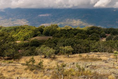 Jerte Vadisi 'ndeki Piornal' dan manzara. İspanya.