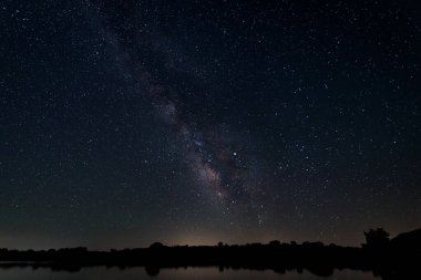 Barruecos 'un Doğal Alanı' nda Samanyolu ile gece fotoğrafçılığı. Extremadura. İspanya.