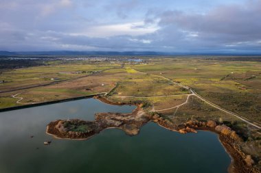 Molano rezervuarındaki manzara. İspanya.