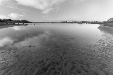 Molano rezervuarındaki manzara. İspanya.