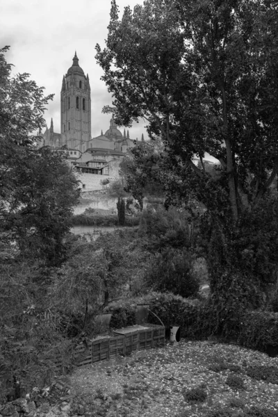 背景に大聖堂の塔とセゴビアの風景 — ストック写真
