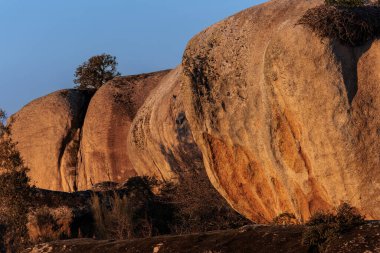 Los Barruecos 'un Doğal Alanı' ndaki manzara. İspanya.