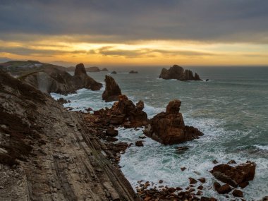 Urros de Liencres 'te gün batımı. Cantabria 'da. İspanya.