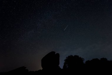 Barruecos 'taki Perseid meteoruyla gece manzarası. İspanya.