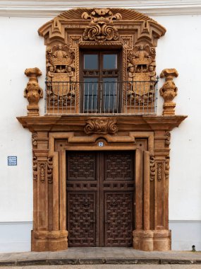 Almagro. İspanya. - 26 Mart 2022, Condes de Valdeparaiso Sarayı. Tarihi Almagro kasabasında yer alan kapı ve cephe. İspanya.