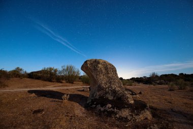 Barruecos doğal alan ay ışığı ile gece manzara. Extremadura. İspanya.