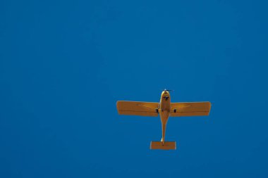 Sarı uçak uçuyor..