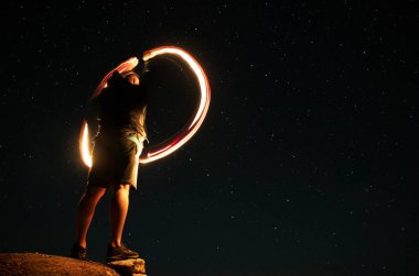 Kişi ve ışık efektli gece fotoğrafçılığı.