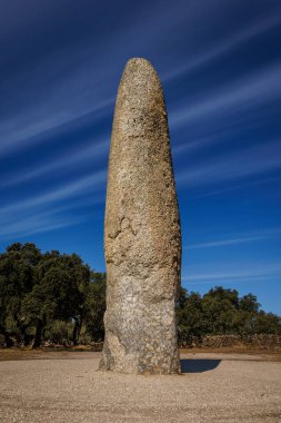 Meada 'nın Menhir' i Portekiz 'de Castelo de Vide yakınlarında tek ayakta duran bir taştır.. 