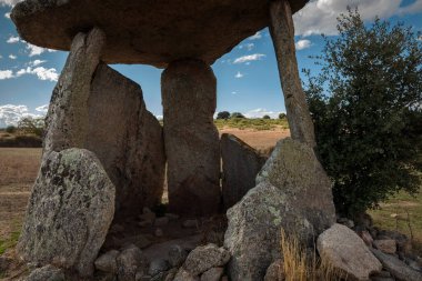 Antik tarih öncesi dolmenler. Castelo de Vide yakınlarında Anta da Melrica. Portekiz.