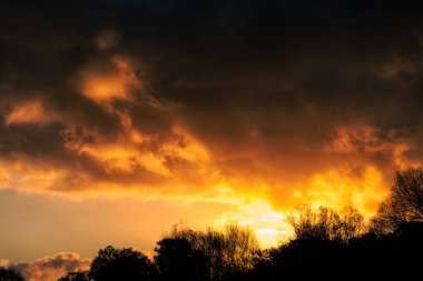 Şafak vakti bulutlarla manzara.