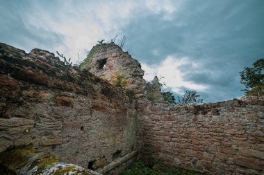 St Andrew Kilisesi Gullane. İskoçya. Birleşik Krallık 12. C 'nin ikinci yarısından 13. C ve 15. c değişiklikleriyle tarihlenmiştir. Bu kilise artık çatısız ve yıkıcı.. 