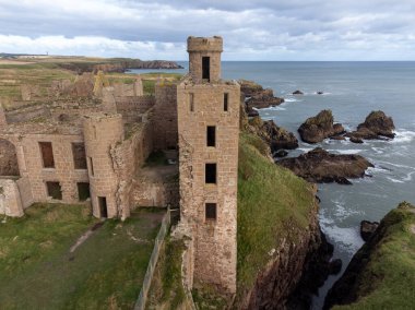İngiltere, İskoçya 'daki Slains Castle, Drakula ve daha önce Cruden Bay' i ziyaret eden yazar Bram Stoker ile bağlantılıdır. 