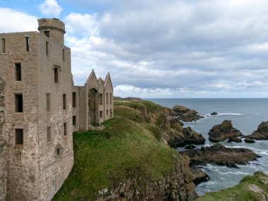 İngiltere, İskoçya 'daki Slains Castle, Drakula ve daha önce Cruden Bay' i ziyaret eden yazar Bram Stoker ile bağlantılıdır. 