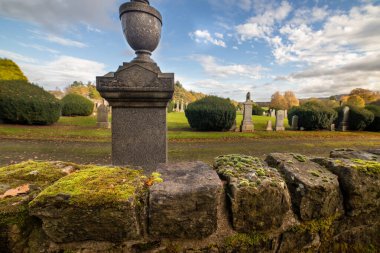 Muiravonside Mezarlığı İskoçya 'dadır. Muiravonside Kilisesi yakınlarındaki Birleşik Krallık Kilisesi. Kilise, 1648 'de inşa edilen mezarın kilisenin duvarlarına yakın olduğu 1804 yılına dayanıyor.