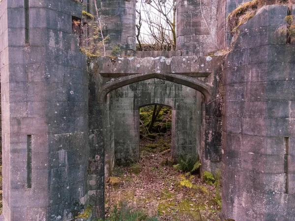 克雷根城堡 Craigend Castle 是一座被毁的乡村住宅 位于苏格兰中部斯蒂林郡的米尔恩加维北部 Mugdock和Craigend是位于东邓巴顿郡Mugdock郊野公园的城堡 前者是14世纪 后者是19世纪 — 图库照片