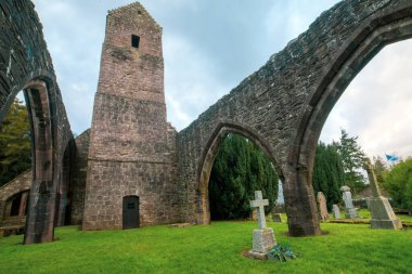 Muthill Eski Kilise ve Kulesi. İskoçya. U.K, Dunblane 'deki katedrale bağlı önemli bir erken dönem Hıristiyan alanından geriye kalan tek şey, uzun bir Romanesk kulesi olan 12. yüzyıl ortaçağ kilisesidir.. 