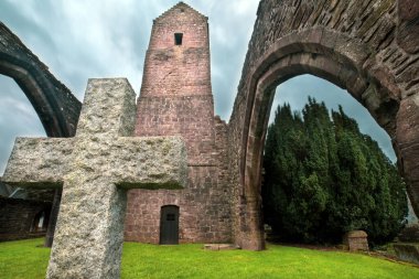 Muthill Eski Kilise ve Kulesi. İskoçya. U.K, Dunblane 'deki katedrale bağlı önemli bir erken dönem Hıristiyan alanından geriye kalan tek şey, uzun bir Romanesk kulesi olan 12. yüzyıl ortaçağ kilisesidir.. 
