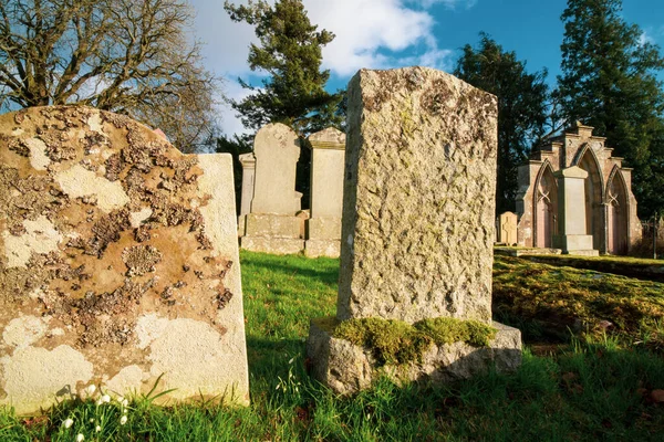 Kincardine Mezarlığı. St. Lolan Kilisesi ve Mezarlığı. County Stirling. İskoçya. İngiltere 'de eski kilise bölgesi. 1699 'un batısında ve 1699' un doğusunda bulunan, her ikisi de iyi cephanelik panellerine sahip iki mezar kapağı içeriyor..