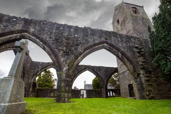 Muthill Eski Kilise ve Kulesi. İskoçya. U.K, Dunblane 'deki katedrale bağlı önemli bir erken dönem Hıristiyan alanından geriye kalan tek şey, uzun bir Romanesk kulesi olan 12. yüzyıl ortaçağ kilisesidir..