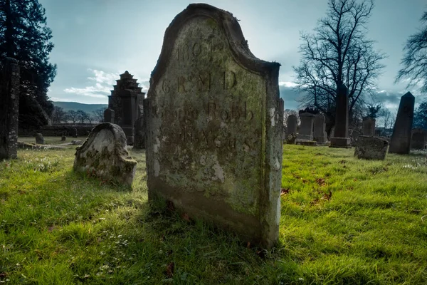 Kincardine Mezarlığı. St. Lolan Kilisesi ve Mezarlığı. County Stirling. İskoçya. İngiltere 'de eski kilise bölgesi. 1699 'un batısında ve 1699' un doğusunda bulunan, her ikisi de iyi cephanelik panellerine sahip iki mezar kapağı içeriyor..