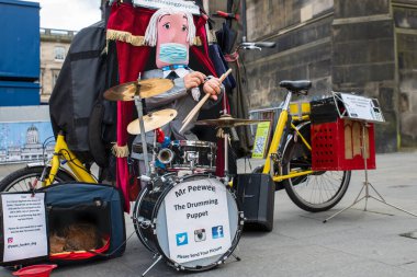 Bay Peewee, davul çalan, davul çalan kukla, Festival 630 Ağustos 2021. Edinburgh, İskoçya 'nın başkenti, İngiltere. Sokaklarda müzisyenler var. Edinburgh 'daki sokak tiyatrosu festivali - 1947' den beri Edinburgh 'da düzenlenen uluslararası bir festival.
