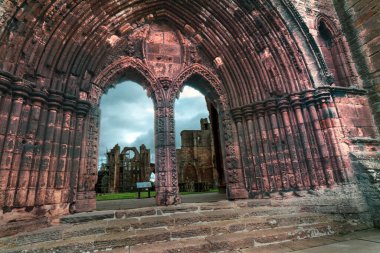 Elgin 'in Kutsal Üçlü Katedrali, Elgin, İskoçya İngiltere. 1224 ve 1560 yılları arasında İskoçya 'nın Elgin kentinde bir piskoposun makamı olan 13. yüzyıl Katolik katedralinin kalıntısı. Adı Kuzey 'in Deniz Feneri' ydi.. 