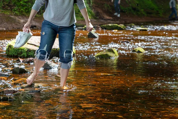 Dağ Nehri 'nde Çıplak Ayaklı Kadın. Finnich Glen.İskoçya 'daki Şeytanlar Kürsüsü. İngiltere. 