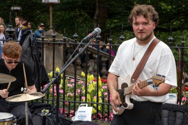 High Fade band performs on Princes Street during Edinburgh Festival Fringe 2022- 5 Aug-29 Aug, Edinburgh UK. Actors of street theater and musicians in capital of Scotland. Art on the street 