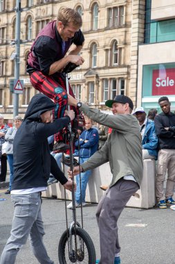 Edinburgh Festival Fringe 2022- 5 Aug-29 Aug, Edinburgh UK. events to mark its 75th anniversary. Performers  on the street. Actors of street theater and musicians in capitol of Scotland. The artist on a on one wheel bicycle.