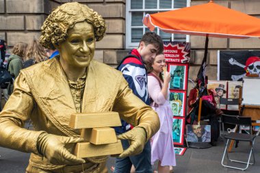 Lady Gold Edinburgh Festivali sırasında Royal Mail 'de 2022-5 Aug-29 Aug, Edinburgh UK' de görüldü. İskoçya 'nın başkentinde sokak tiyatrosu oyuncuları ve müzisyenler. Sokaktaki sanat.. 