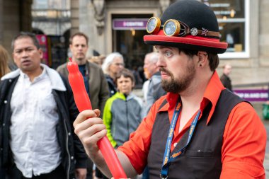 Edinburgh Festivali Fringe 2022-5 Aug-29 Aug Edinburgh. İngiltere. Sokaktaki göstericiler. Sokak tiyatrosu oyuncuları ve İskoçya 'nın başkentinde müzisyenler. Sanatçı Royal Mile' da gösteri yapıyor.