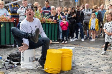 The Bucket Boy Matthew Pretty performs on the Royal Mile. Edinburgh Festival Fringe 2022-5 Aug-29 Aug Edinburgh UK. Actors of street theater, artists and musicians in capital of Scotland. 